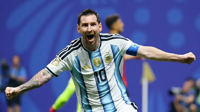 Hinchas argentinos festejando un gol con euforia en la tribuna